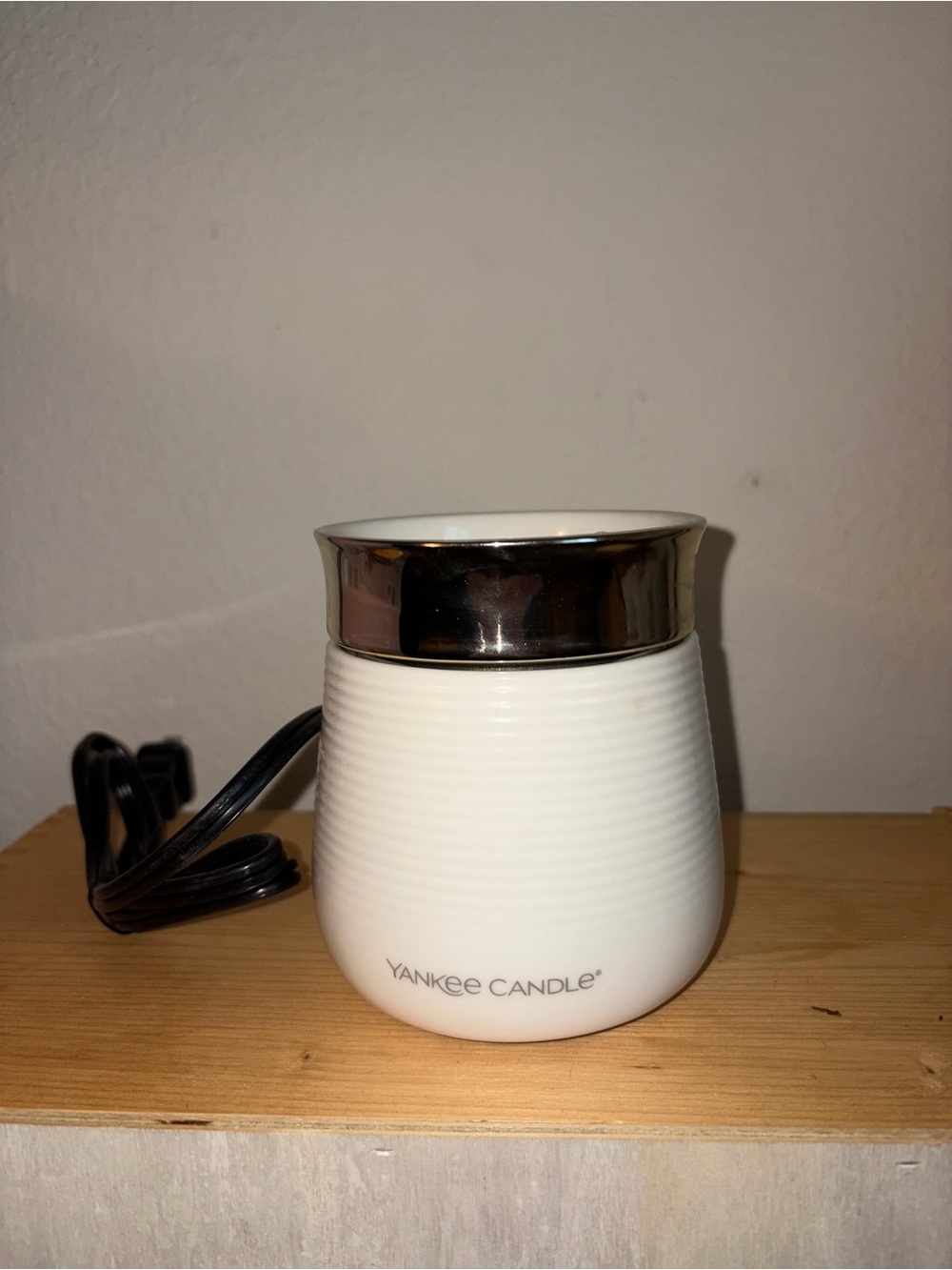 NWOT Yankee Candle Cream Electric Wax Melt Warmer with Silver Top